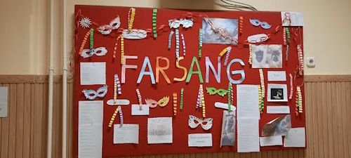 Farsang faliújság.jpg